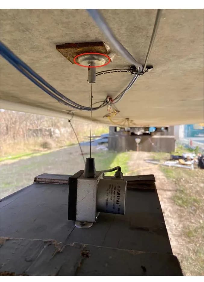 米朗磁吸式拉绳线式位移传感器应用举例之在桥梁下的使用